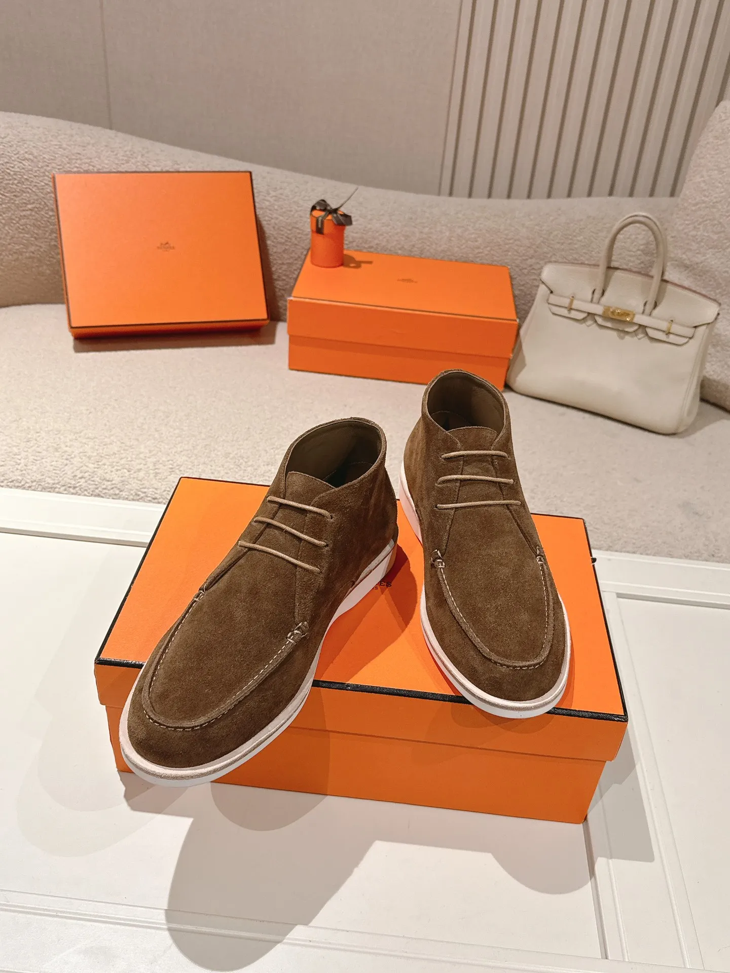 Men's Men's Shoes 660💰 Hermes men's size #26ss calfskin derby shoes, decorated with signature "H Diamant" details for a stylish and casual style. Fabric: Cow suede Lining: Mixed sheep lining Outsole: Genuine leather welt + original TPU Bottom thickness: 3CM Code number: 39-45 (customized at 46.47)